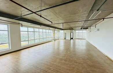 Imagem: O depósito possui 5 Vagas na garagem e 205m² de Área e está