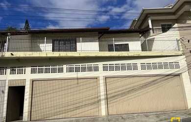 Imagem: A casa possui 3 Dormitórios, 3 Banheiros, 4 Vagas na garagem