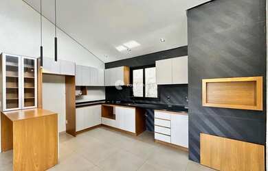 Imagem: A casa possui 3 Dormitórios, 2 Banheiros, 2 Vagas na garagem