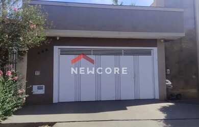 Imagem: A casa possui 4 Dormitórios, 2 Banheiros, 2 Vagas na garagem