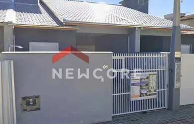 Imagem: A casa possui 3 Dormitórios, 2 Banheiros, 2 Vagas na garagem