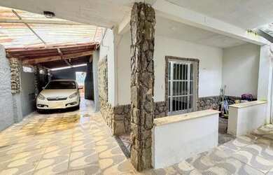 Imagem: A casa possui 3 Dormitórios, 2 Banheiros, 2 Vagas na garagem