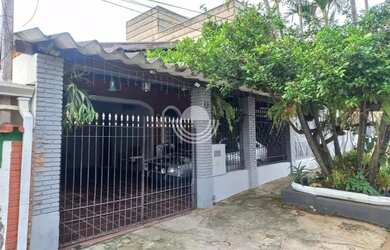 Imagem: A casa possui 4 Dormitórios, 3 Banheiros, 3 Vagas na garagem