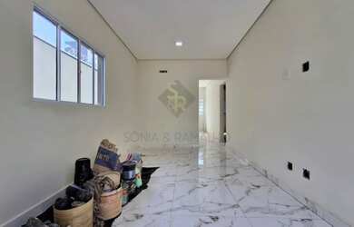 Imagem: A casa possui 2 Dormitórios, 2 Banheiros, 3 Vagas na garagem