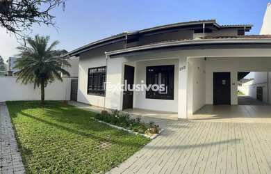 Imagem: A casa possui 4 Dormitórios, 3 Banheiros, 2 Vagas na garagem