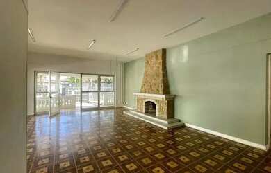 Imagem: A casa possui 4 Dormitórios, 4 Banheiros, 5 Vagas na garagem