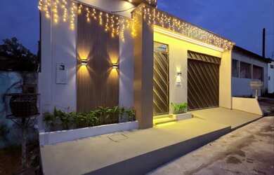 Imagem: A casa possui 3 Dormitórios, 3 Banheiros, 2 Vagas na garagem