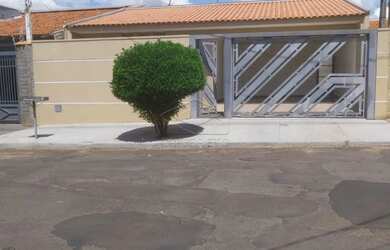 Imagem: A casa possui 3 Dormitórios, 2 Banheiros, 2 Vagas na garagem