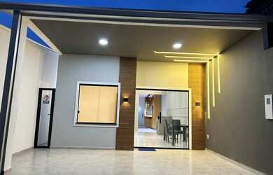 Imagem: A casa possui 3 Dormitórios, 2 Banheiros, 4 Vagas na garagem