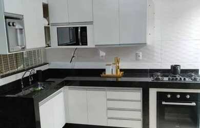 Imagem: A casa possui 3 Dormitórios, 1 Banheiro, 2 Vagas na garagem