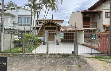 Imagem: A casa possui 4 Dormitórios, 4 Banheiros, 4 Vagas na garagem