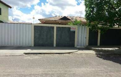 Imagem: A casa possui 3 Dormitórios, 3 Banheiros, 3 Vagas na garagem