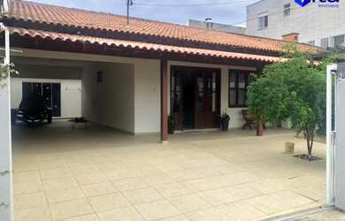 Imagem: A casa possui 2 Dormitórios, 1 Banheiro, 2 Vagas na garagem