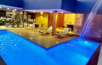 Imagem: A casa em condomínio possui 4 Dormitórios, 5 Banheiros, 3