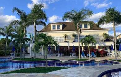 Imagem: A casa em condomínio possui 3 Dormitórios, 3 Banheiros, 2