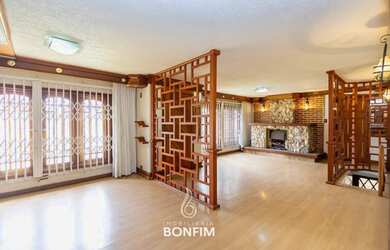 Imagem: A casa possui 5 Dormitórios, 3 Banheiros, 5 Vagas na garagem