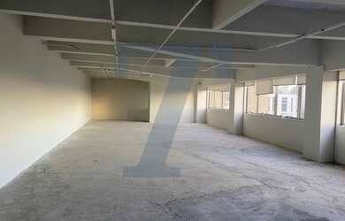 Imagem: O depósito possui 2 Vagas na garagem, 151m² de Área e está