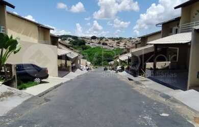 Imagem: A casa em condomínio possui 3 Dormitórios, 2 Banheiros, 3