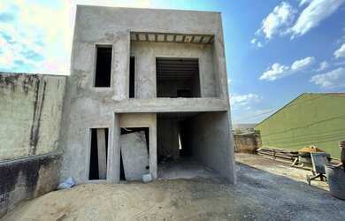 Imagem: A casa possui 3 Dormitórios, 2 Banheiros, 2 Vagas na garagem