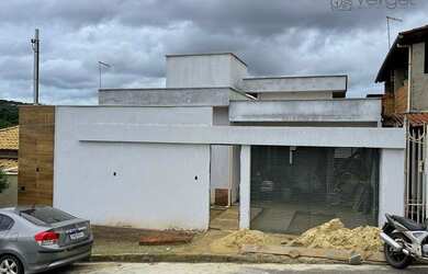Imagem: A casa possui 4 Dormitórios, 3 Banheiros, 2 Vagas na garagem