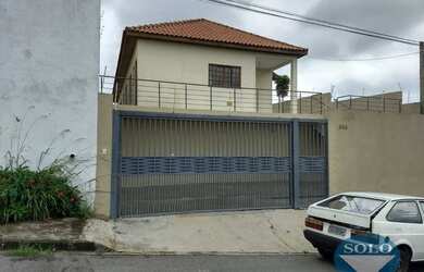 Imagem: A casa possui 3 Dormitórios, 2 Banheiros, 3 Vagas na garagem