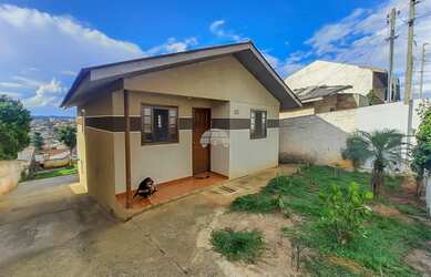 Imagem: A casa possui 2 Dormitórios, 1 Banheiro, 2 Vagas na garagem