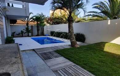 Imagem: A casa possui 3 Dormitórios, 3 Banheiros, 2 Vagas na garagem