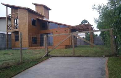 Imagem: A casa possui 2 Dormitórios, 2 Banheiros, 4 Vagas na garagem