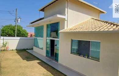 Imagem: A casa possui 4 Dormitórios, 3 Banheiros, 3 Vagas na garagem