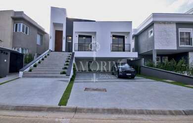 Imagem: A casa em condomínio possui 4 Dormitórios, 5 Banheiros, 2