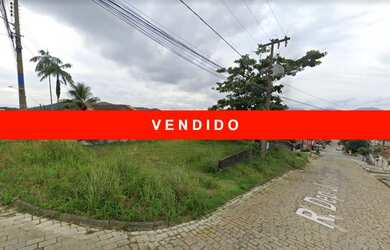 Imagem: O terreno possui 447m² de Área e está localizado em Iririú