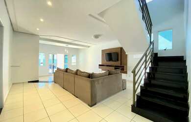 Imagem: A casa em condomínio possui 4 Dormitórios, 5 Banheiros, 4