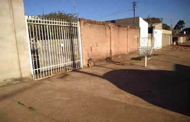 Imagem: A casa possui 3 Dormitórios, 1 Banheiro, 110m² de Área, Piscina