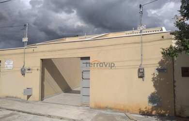 Imagem: A casa possui 3 Dormitórios, 2 Banheiros, 2 Vagas na garagem