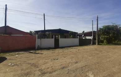 Imagem: A casa possui 3 Dormitórios, 1 Banheiro, 1 Vaga na garagem