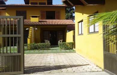 Imagem: A casa possui 2 Dormitórios e 2 Vagas na garagem e está localizado