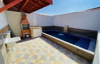 Imagem: A casa possui 2 Dormitórios, 1 Banheiro, 2 Vagas na garagem