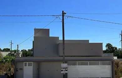 Imagem: A casa possui 3 Dormitórios, 2 Banheiros, 2 Vagas na garagem