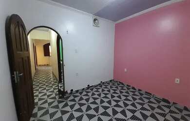 Imagem: A casa possui 3 Dormitórios, 2 Banheiros, 1 Vaga na garagem