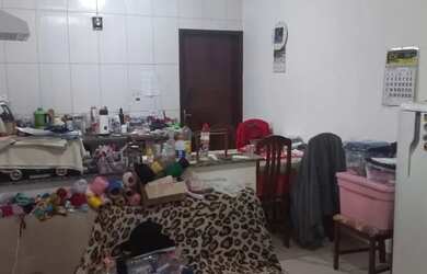 Imagem: A casa possui 2 Dormitórios, 1 Banheiro, 1 Vaga na garagem