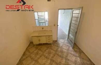 Imagem: A casa possui 1 Dormitório, 1 Banheiro, 1 Vaga na garagem e