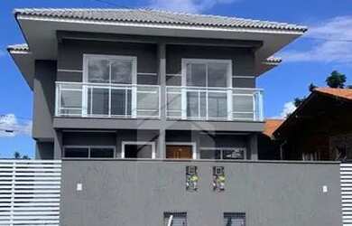 Imagem: A casa possui 3 Dormitórios, 2 Banheiros, 2 Vagas na garagem