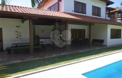 Imagem: A casa possui 4 Dormitórios, 5 Banheiros, 4 Vagas na garagem