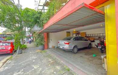 Imagem: A casa possui 5 Dormitórios, 4 Banheiros, 3 Vagas na garagem