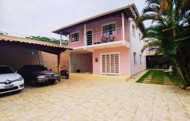 Imagem: A casa possui 4 Dormitórios, 3 Banheiros, 5 Vagas na garagem