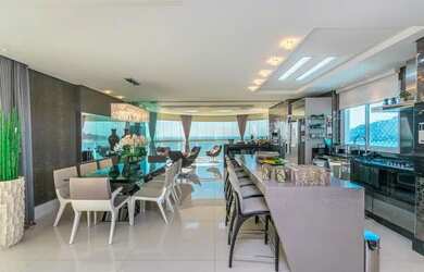 Imagem: O apartamento possui 3 Dormitórios, 3 Banheiros, 4 Vagas na