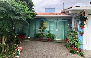 Imagem: A casa possui 2 Dormitórios, 1 Banheiro, 1 Vaga na garagem