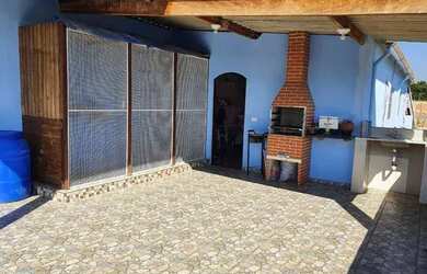 Imagem: A casa possui 3 Dormitórios, 2 Banheiros, 2 Vagas na garagem