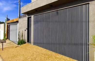 Imagem: A casa possui 4 Dormitórios, 3 Banheiros, 2 Vagas na garagem