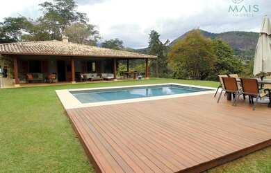 Imagem: A casa em condomínio para alugar possui 5 Dormitórios, 3 Banheiros